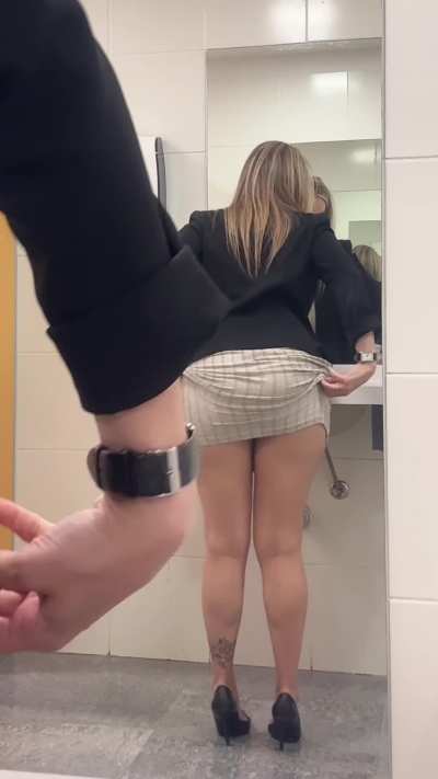 I love flashing my ass for you while I&rsquo;m at work