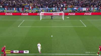 [VIDEO] Pepe diz mil vezes ao Patricio que o Benzema ia rematar para a esquerda, e depois manda vir com ele lol