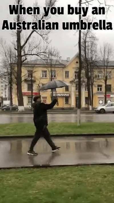 The way this person opens the umbrella