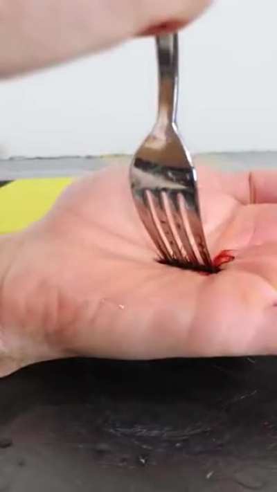 Faking a cut with a chemical reaction