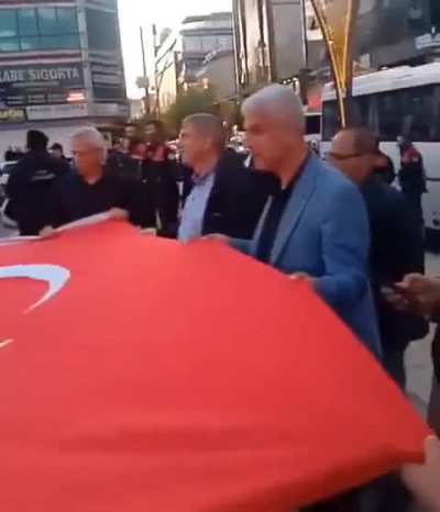 Bingöl'de Türk halkı, terör örgütü PKK'ya yakınlığıyla bilinen DEM Parti'nin yürüyüşüne tepki gösterdi! Zaza kökenli Türk vatandaşları, 