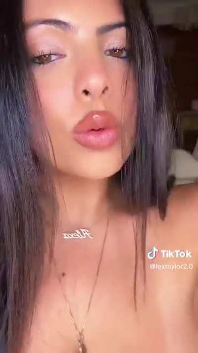 @lextaylor2.0 to be her necklace is a dream 😍