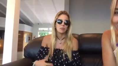 Unwittingly flashing her boobs (other flashes at 4:05 and 7:39) : El accidente de Virginia Gallardo en Sin Filtro