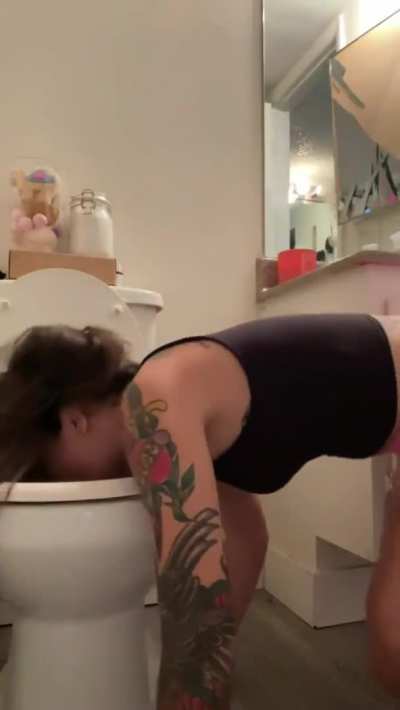 Don&rsquo;t forget to stay hydrated 🚽
