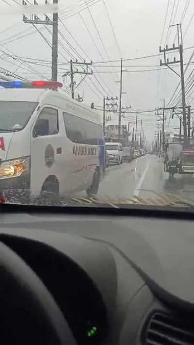 Someone uploaded this on Facebook today: lalaki dinukot sa Los Ba&ntilde;os, Laguna ng mga armadong kalalakihan. Also, nakakabwisit ang commentary niya. Parang tuwang-tuwa pa.