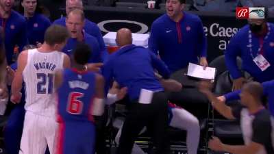 [Highlight] Tensions flair up in Detroit as Wagner shoves Hayes into the chairs and Hayes retaliates