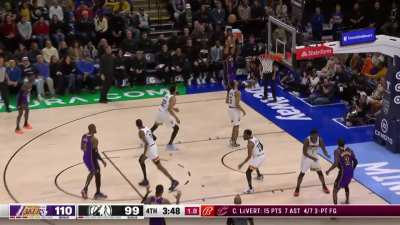 [Highlight] Anthony Davis continues his dominance as he hits the turnaround jumper to give him 36 points