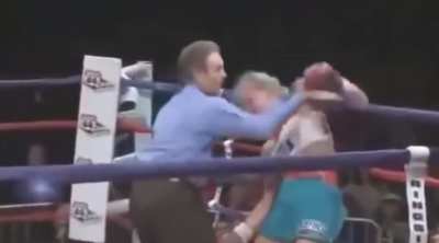 Referee doesn&rsquo;t stop fight which causes Holly Holm to be knocked out brutally