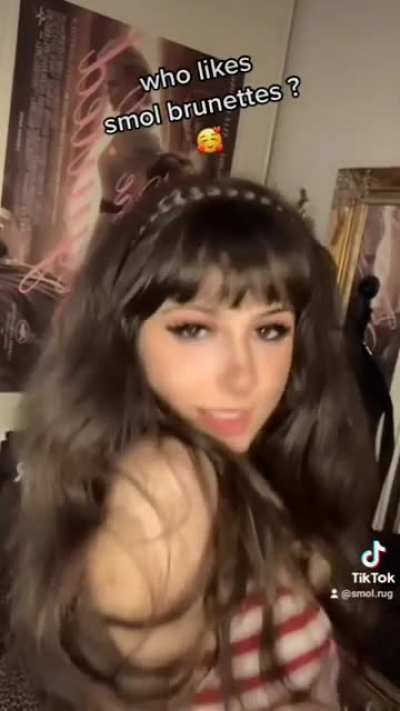 Smol brunette 💖👅