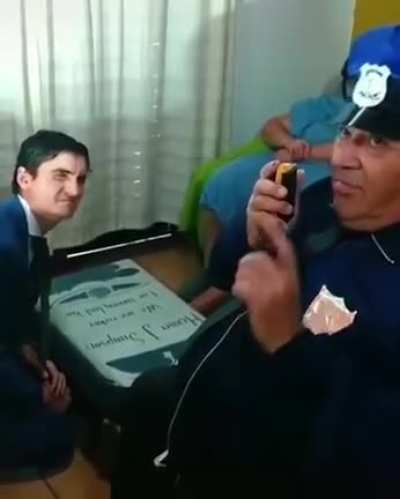 Que dedicaci&oacute;n, hasta se pinto el pelo de azul.