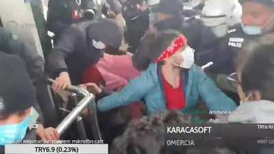 Boğazi&ccedil;inde kadınları sa&ccedil;ından tutup s&uuml;r&uuml;kl&uuml;yorlar şaka gibi amk