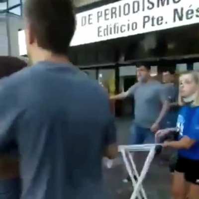 [Cringe] Kirchneristas peleándose contra kirchneristas en una universidad kirchnerista llamada Néstor Kirchner