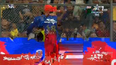 Kohli asking the wankhede crowd to support Hardik.
