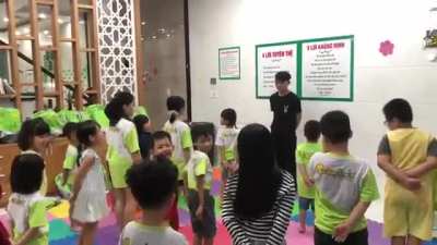 So I let my children in kindergarten dance to Pekora BGM