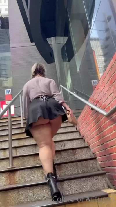 Busty PAWG Upskirt