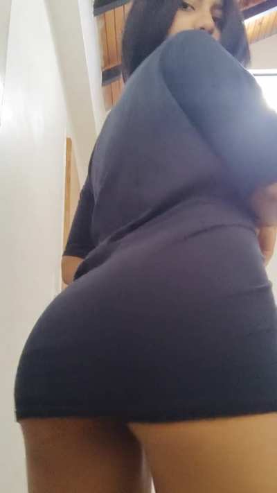 lift my shirt and open my ass for you 🍑