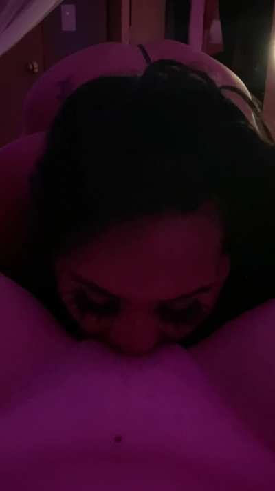 Thick thot eating pussy 👅