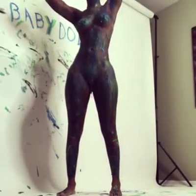 🎨