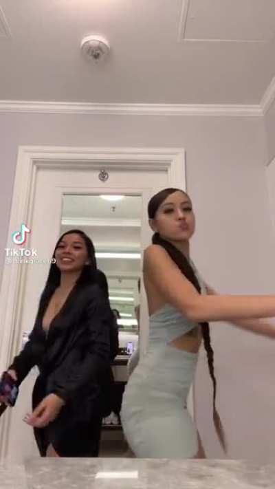 Girl in black nip slips at the end. 🙏🏼