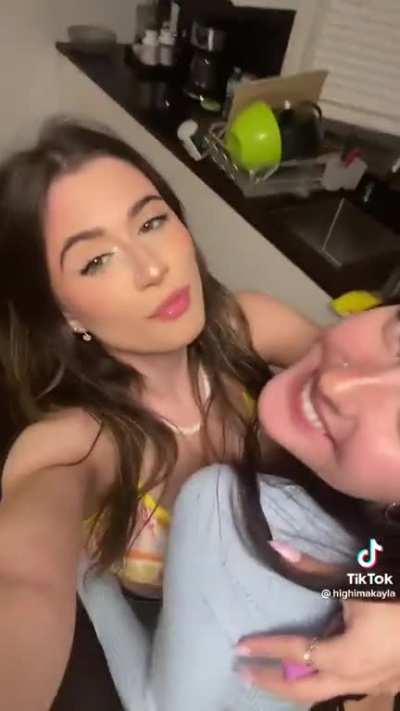 M&eacute;nage a trois lick party 🎉