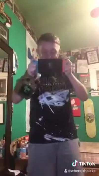 This man is just vining with his Switch and they got to make fun of him
