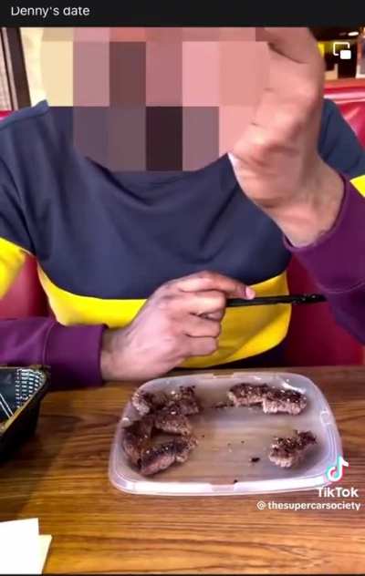 Woman gets upset when her date doesn&rsquo;t pay for her food. 