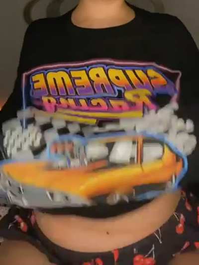 Look what I&rsquo;m hiding under my tshirt!