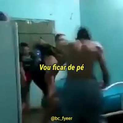 Essa m&uacute;sica &eacute; t&atilde;o tocante que est&aacute; tocando os cara tamb&eacute;m