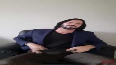 Só vê o vídeo e para de ler isso!