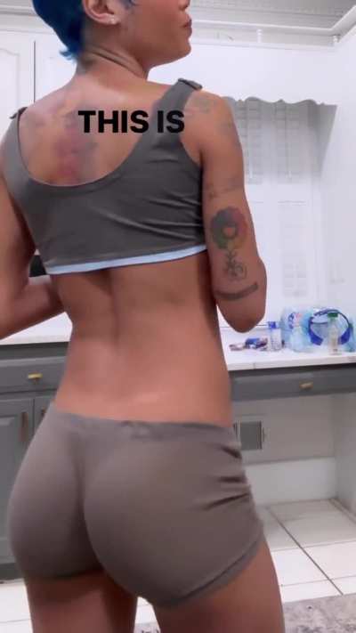 luv how dat lil ass move in slomo😩