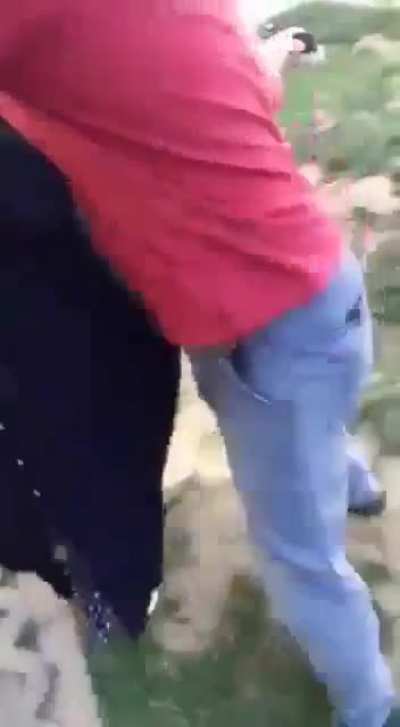 İstanbulda k&ouml;pek beslediği i&ccedil;in lin&ccedil; edilen kadın.bu dindarlar neden kendileri dışında her şeyden nefret ediyorlar? adamların iyilik namına savunduğu, arka &ccedil;ıktığı bir şey yok.