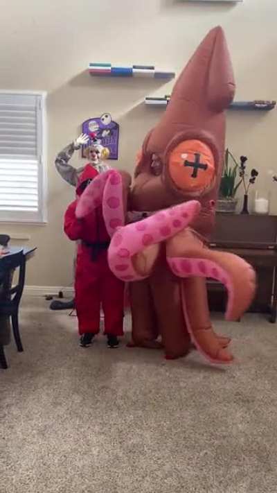 Gotta take the obligatory couple&rsquo;s matching Halloween costume pic!