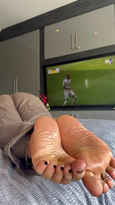 Do you think you could concentrate on the game or are your eyes already stuck on my soles? One look and you&rsquo;d forget the score completely. ⚽️🥅