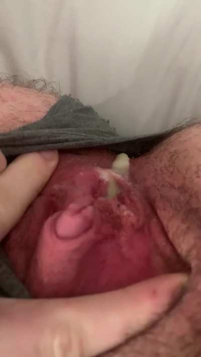 I spent the night plugged and my pussy is leaking, now i’m completing tasks by strangers