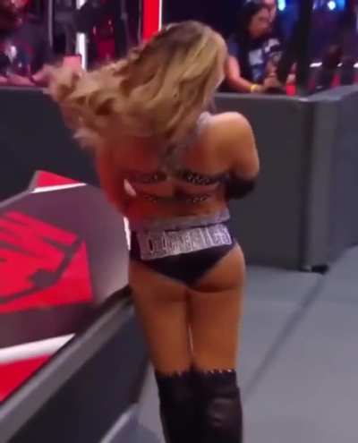 Pretty Peyton gets clobbered on the announce table🔥🤩