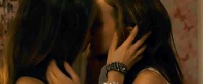 One of the finest lesbian scenes - Natalie Portman & Mila Kunis !!!
