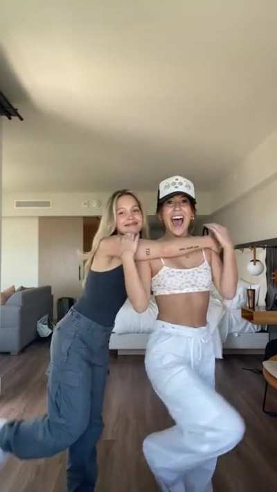Kelli Berglund w/ her sister Kirra