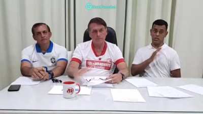 Na &uacute;ltima live do ano (quinta passada) Bolsonaro aproveitou para falar do caso Queiroz. Ele pediu para que o Minist&eacute;rio Publico do RJ prestasse bastante aten&ccedil;&atilde;o no que ele falava e contou um &lsquo;caso hipot&eacute;tico&rsquo; do filho de um membro do MP que teria sido del