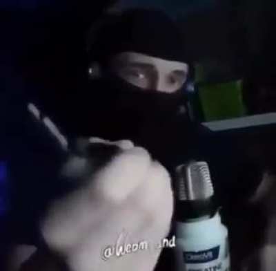 arruma uma mascara dessas pra fazer live... e uma granada também