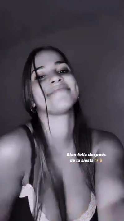 Yo tambien quiero dormi la siesta en esa cama para tambien levantarme feliz, pero de otra manera 😂😂😂😂