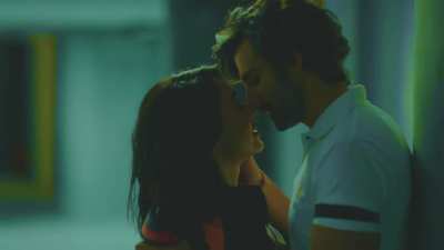 Sayani Gupta New Kissing Scene - Inside Edge S03