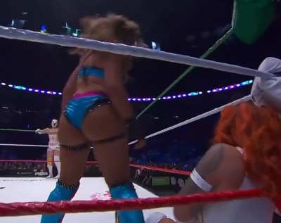 Lola Vice decided to throw her 🍑 at Lady Flammer and La hiedra, plus delivering a stinkface to Lady Flammer...Butt La hiedra repays her with some 🍑 of her own outside. AAA Guerra de Titanes 12/20/25