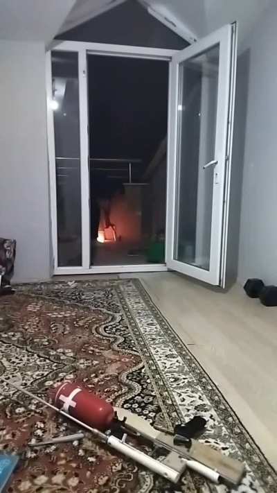 Silahla parfüm şişesi ve çakmak vurmak: