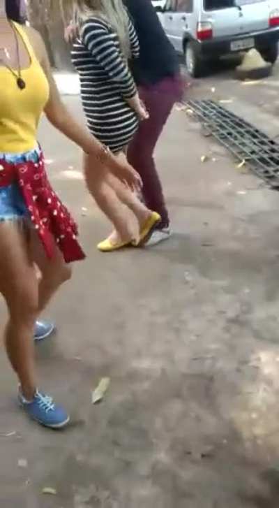 Довел девушку до брызг в конце танца😏