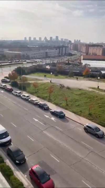 Cyclist avoids being caught by the police