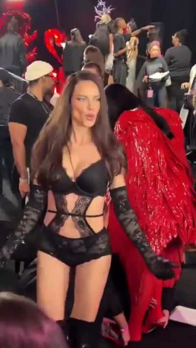 Adriana backstage at the Victoria&rsquo;s Secret fashion show (10-15-25)