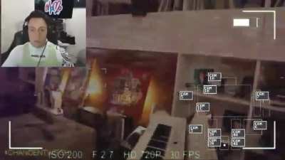 Momo juegado a five Nights at Chano