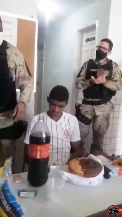 Pol&iacute;cias celebram o 18&deg; anivers&aacute;rio de jovem detido, para o poderem meterem na cadeia. Bom trabalho, Brasil!!👏👏💪