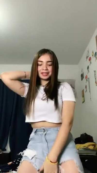 Como le encanta mostrarnos ese Culo 🍑🤤. Pregunta!!!! &iquest;Que eligen para dedicarle una paja a Ivana, viendo sus Fotos o viendo un Tiktok?