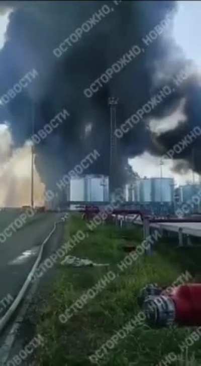 The fire at the oil depot in Proletarsk, Rostov is still not under control. The depot was hit by a Ukrainian drone on the 18th of August and still burning. The first video was filmed by Russian firefighters, second video was recorded by a Russian family f